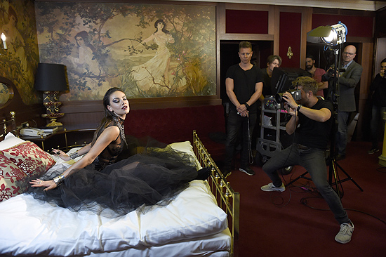 Fotoshooting mit Janina Uhse in der "Paris Suite" des Münchner Hotel Bayerischer Hof